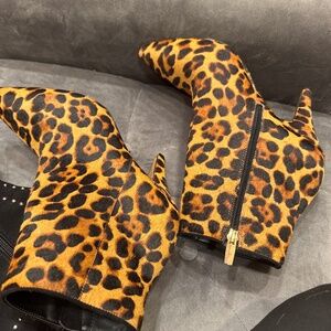 Leopard bootie zipper heel